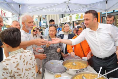 ŞEHİTLERİN RUHUNA AŞURE DAĞITILDI