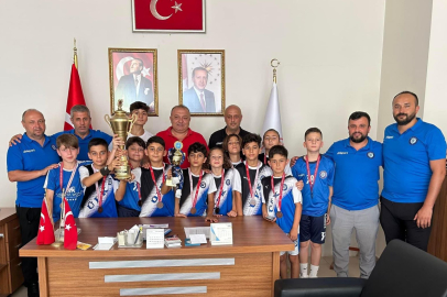 YILDIZLARDAN KUYUMCU’YA ŞAMPİYONLUK ZİYARETİ