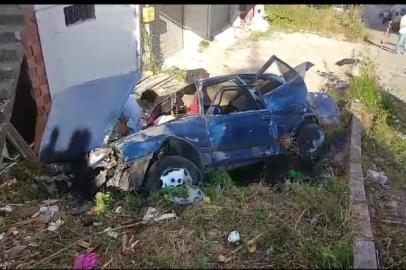 OTOMOBİL BİNA BOŞLUĞUNA UÇTU: 2 YARALI