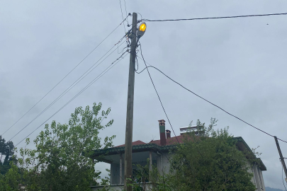 GÜNDÜZÜ AYDINLATAN SOKAK LAMBASI