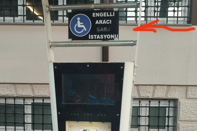 ÇALIŞMAYAN ŞARJ İSTASYONUNA TEPKİ GÖSTERDİ