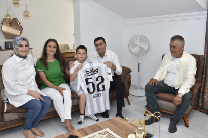 MÜDÜR AKSOY'DAN ŞEHİT KARDEŞİNE FORMA