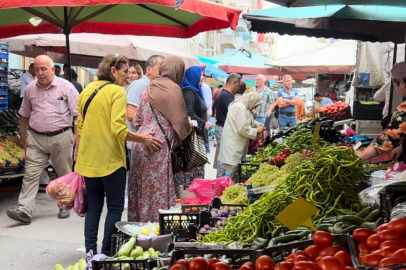 FINDIK BİTTİ PAZAR YERLERİ YOĞUNLAŞTI