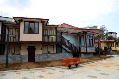 BU EVLER İNSANLARI GEÇMİŞE GÖTÜRÜYOR