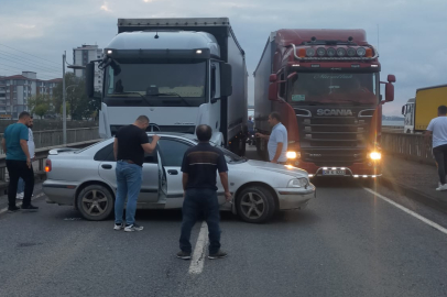 FATSA’DA TIR OTOMOBİLE ÇARPTI