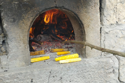 TAŞ FIRINLAR SABAHIN İLK IŞIKLARINDA YANMAYA BAŞLIYOR