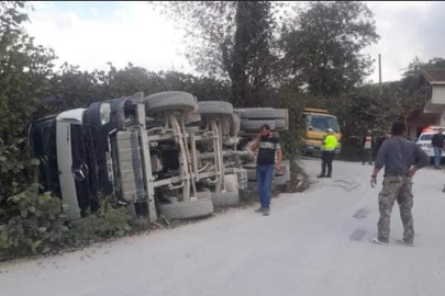 KAMYON FINDIK BAHÇESİNE DEVRİLDİ