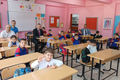 MÜDÜR ÇOCUKLARA ŞEKER İKRAM ETTİ