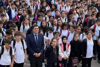 HAZİNEDAR, ANNESİ ADINA YAPTIRDIĞI ORTAOKULU ZİYARET ETTİ