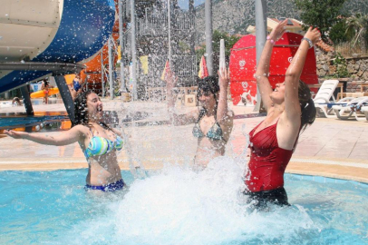 TURİSTLER BU YIL TÜRKİYE’YE AKIN ETTİ