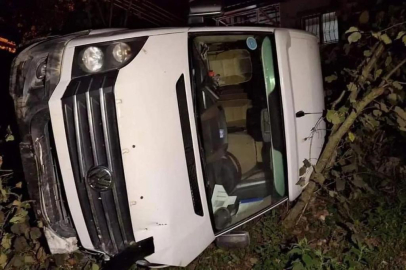 KUMRU’DA MİNİBÜS FINDIK BAHÇESİNE UÇTU