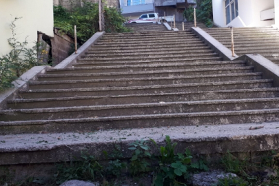 MERDİVENİN ALT TABAN YÜKSEKLİĞİNE BAKIN