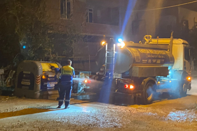 ÇÖP KONTEYNIRLARI YIKANIYOR