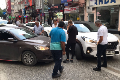 AKKUŞ-NİKSAR CADDESİNDE MADDİ HASARLI KAZA