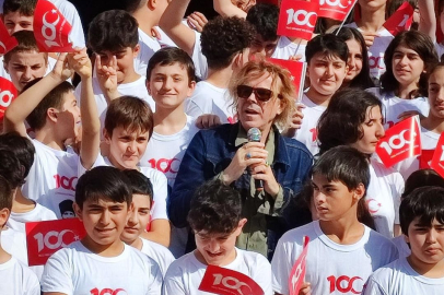 SONER ARICA 100.YILA ÖZEL MARŞINI ÖĞRENCİLERLE SÖYLEDİ