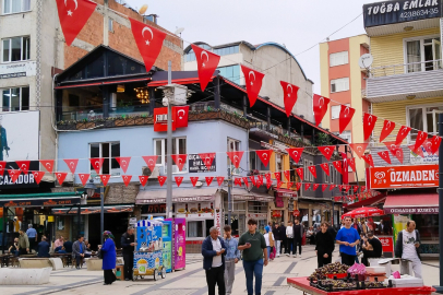 FATSA SOKAKLARI BAYRAKLARLA DONATILDI