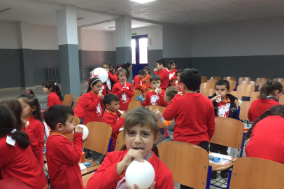 KIZILAY’DAN MİNİKLERE ÇİFTE MUTLULUK