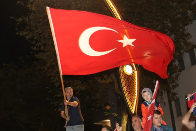 YİNE EN BÜYÜK BAYRAĞI O TAŞIDI