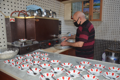 80 YAŞINDAKİ OSMAN DEDE 60 YILDIR ÇAYCILIK YAPIYOR