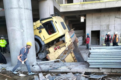 HASTANE İNŞAATINDA KAMYON BODRUM KATA DÜŞTÜ!