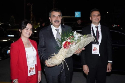 KUMRU İÇİN BÜYÜK ONUR: YILIN ÖĞRETMENİ ERİKCELİ’DEN