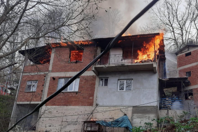 ÇAYBAŞI’NDA 3 KATLI EVİN ÇATI KATI YANDI