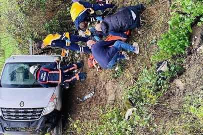 KAMYONET FINDIK BAHÇESİNE DEVRİLDİ: 4 YARALI