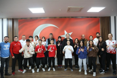 ŞAMPİYON BOKSÖRLERDEN GENÇ’E ZİYARET