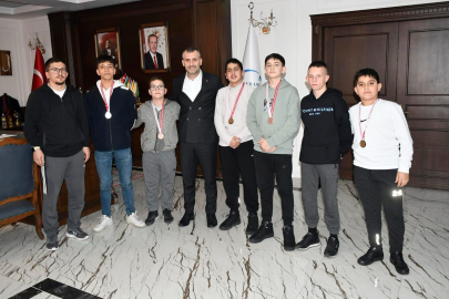 ŞAMPİYONLARDAN BAŞKAN SEMİZ’E ZİYARET