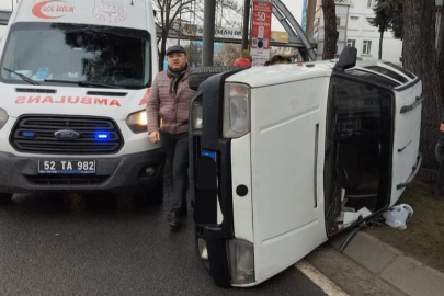 REFÜJE ÇARPAN OTOMOBİL DEVRİLDİ: 1 YARALI