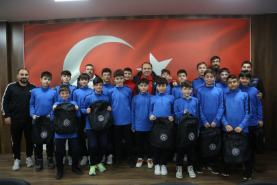 FUTBOL TAKIMINDAN GENÇ’E ZİYARET
