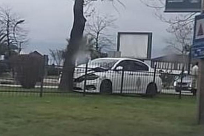 OTOMOBİL AĞACA ÇARPARAK DURABİLDİ!