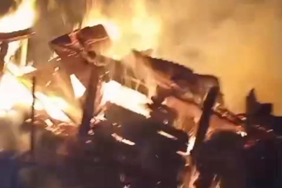 2 KATLI AHŞAP EV KÜLE DÖNDÜ