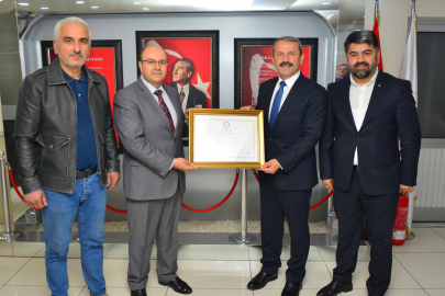 BAŞKAN DEMİRCİ MAZBATASINI ALDI
