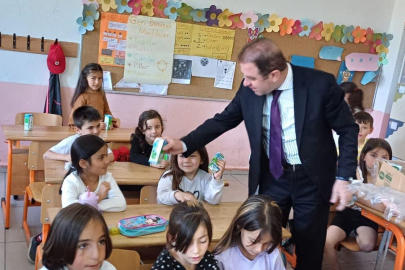 BAŞKAN COŞKUN’DAN ÖĞRENCİLERE SÜT VE MEYVE İKRAMI