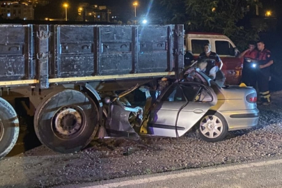 TIRIN ALTINA GİREN OTOMOBİLDEKİ GENÇ SÜRÜCÜ HAYATINI KAYBETTİ