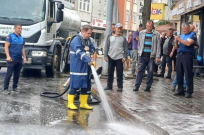 BAŞKAN CADDE VE SOKAKLARI KENDİ YIKADI