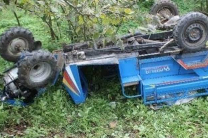 DEVRİLEN PATPATIN ALTINDA KALAN SÜRÜCÜ YARALANDI