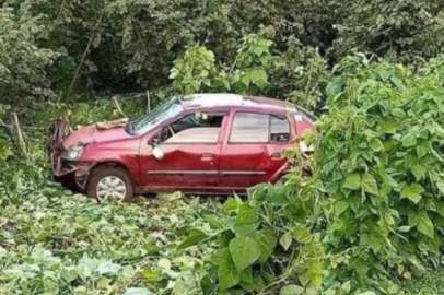 FRENİ TUTMAYAN OTOMOBİL BAHÇEYE UÇTU: 1 YARALI