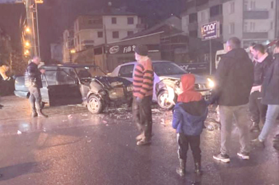 İKİ OTOMOBİLİN KARIŞTIĞI KAZADA 2 KİŞİ YARALANDI