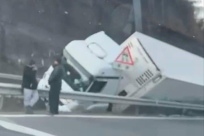 TIR ORTA REFÜJE ÇARPARAK KAZA YAPTI