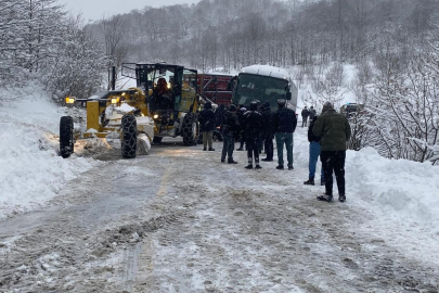 TIR YOLA DEVRİLDİ, ULAŞIM FELÇ OLDU
