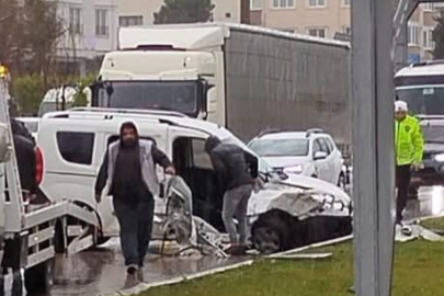 KAMYONET İLE TIR ÇARPIŞTI