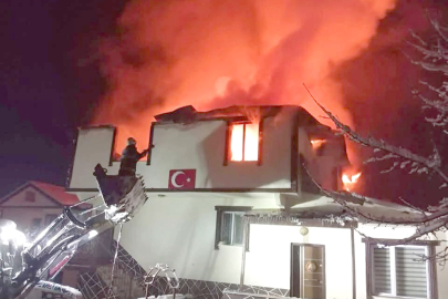 MAHALLE MUHTARININ EVİ ALEV ALDI!