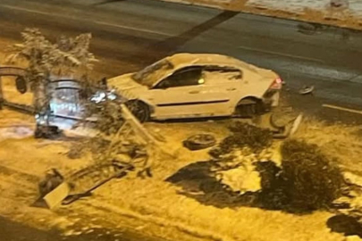 KONTROLDEN ÇIKAN OTOMOBİL ORTA REFÜJE ÇARPTI