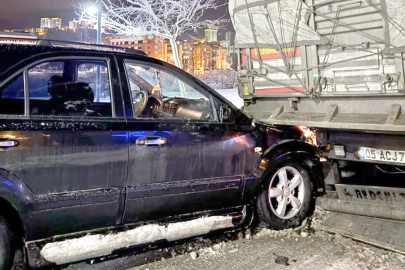 OTOMOBİL KAMYONA ÇARPTI: 1 YARALI