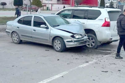İKİ ARACIN KARIŞTIĞI KAZADA 1 KİŞİ YARALANDI