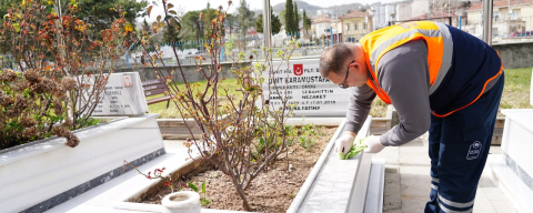 ŞEHİTLİKTE DETAYLI TEMİZLİK ÇALIŞMASI