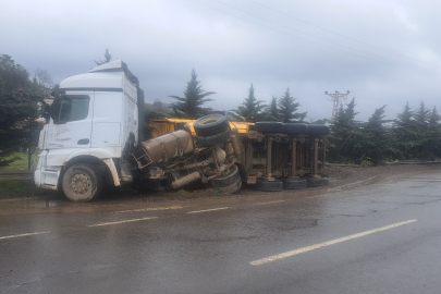 ÇAKIL YÜKLÜ KAMYON DEVRİLDİ: TRAFİK FELÇ OLDU!