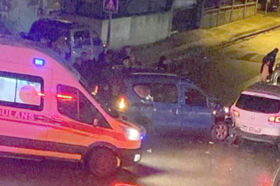 ÜÇ ARACA ÇARPAN HAFİF TİCARİ ARAÇTA 2 KİŞİ YARALANDI